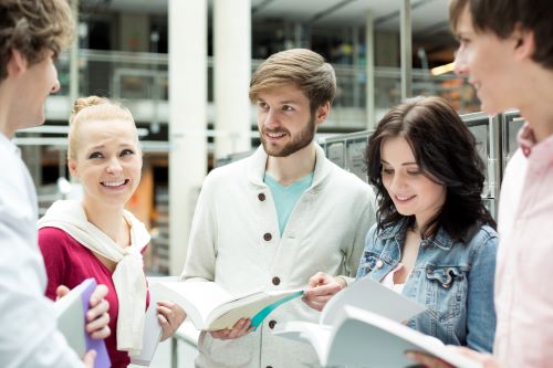 Studenci rozmawiają na uczelni